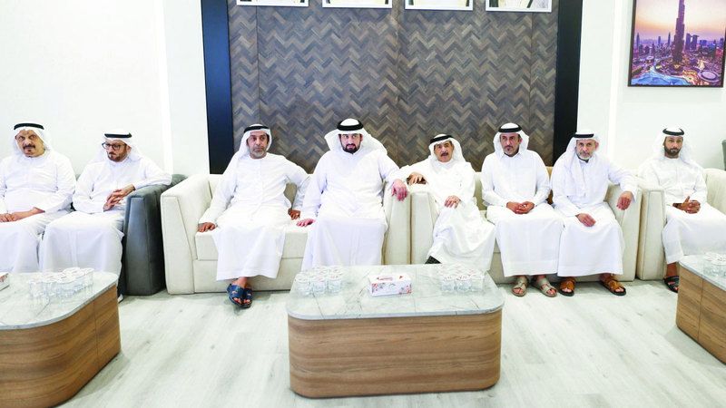 الامارات | أحمد بن محمد يقدم واجب العزاء في وفاة محمد عبدالله بالحصا الشامسي