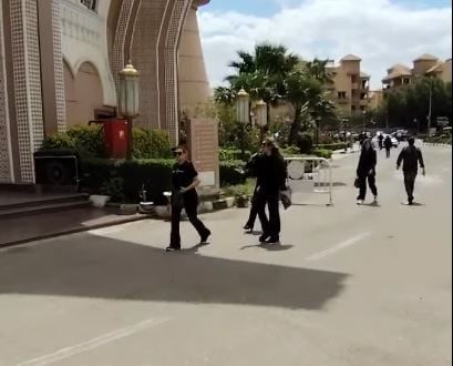 شريهان ويسرا وتامر هجرس في جنازة والدة زوجة رامي صبري