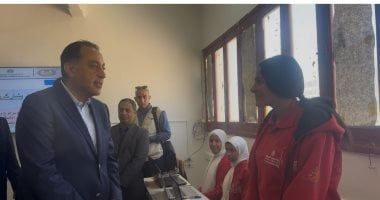 نوع الدراسة مختلف.. حوار بين رئيس الوزراء وطالبة بمدرسة تكنولوجية بأسيوط