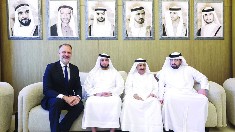 الامارات | أحمد بن محمد يقدم واجب العزاء في وفاة راشد بن علي الشعفار