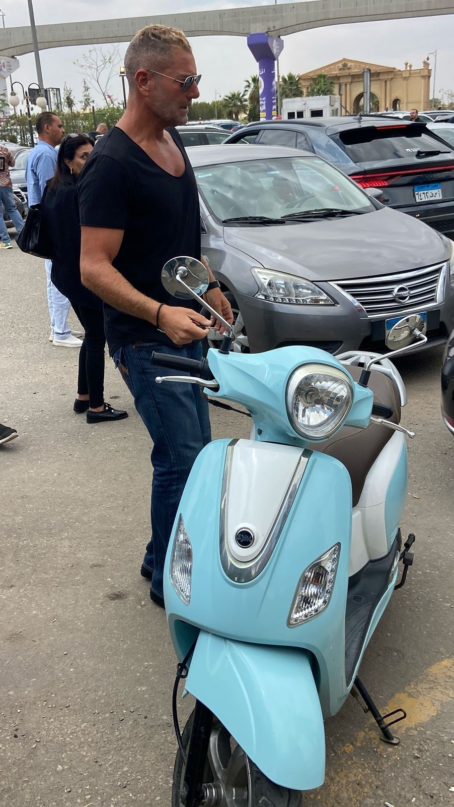 تامر هجرس بالاسكوتر فى جنازة والدة زوجة رامي صبري .. صور