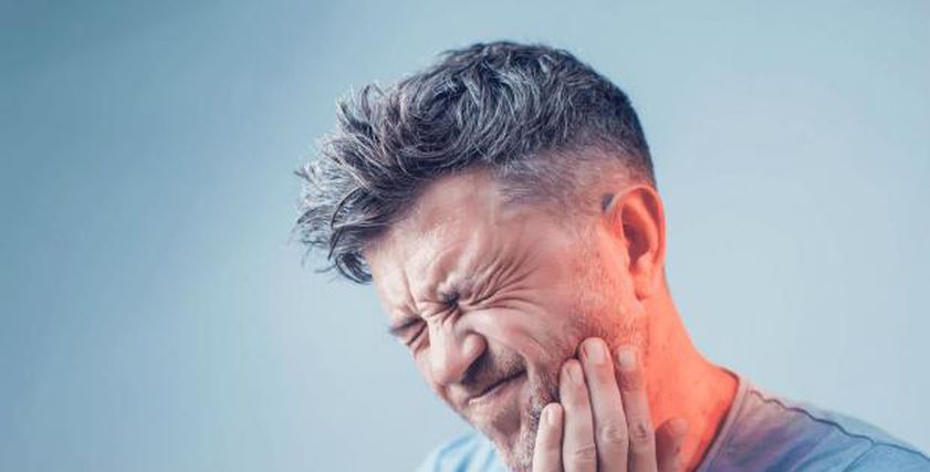 لماذا نشعر بألم في الأسنان عند تناول السوائل الباردة أو الساخنة؟