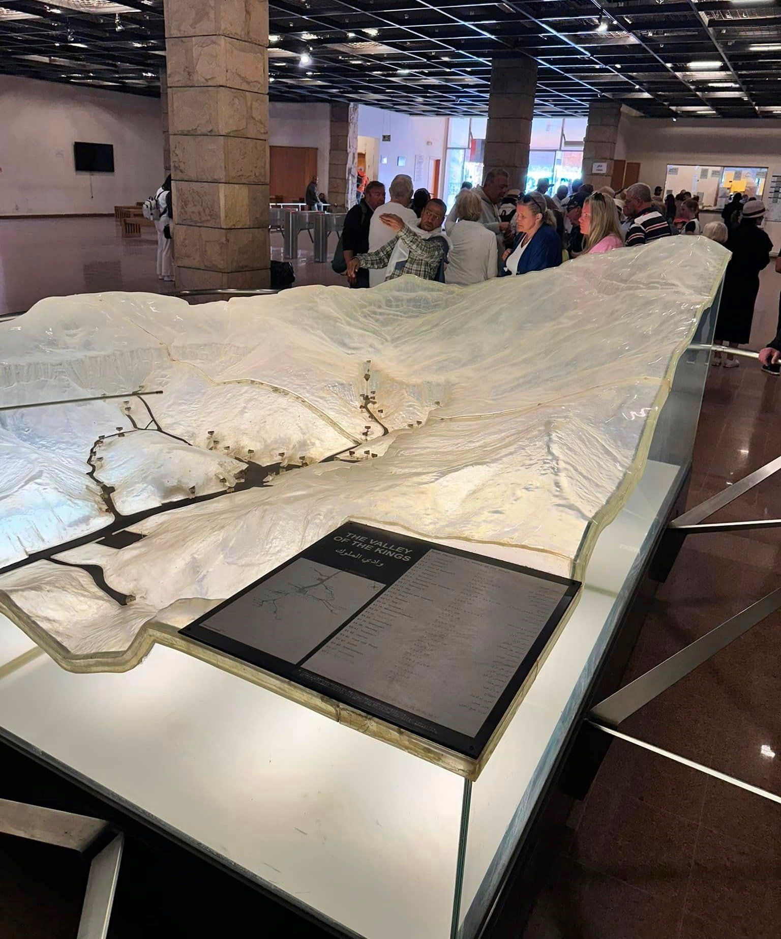 ألوان خالدة ونقوش ساحرة.. سحر مقابر الملوك يبهر السياح فى الأقصر.. صور