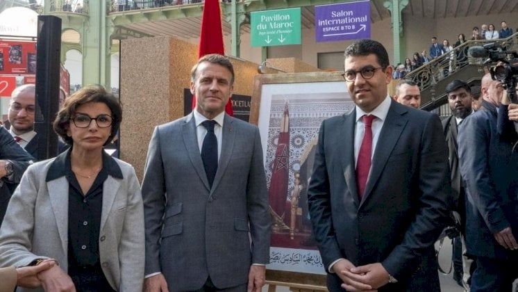 بالصور.. الرئيس الفرنسي يزور الجناح المغربي بمعرض الكتاب بباريس