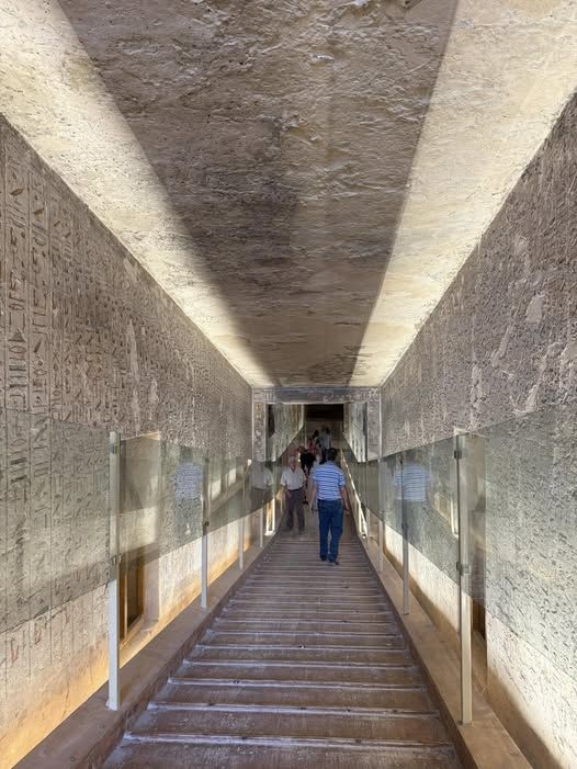 ألوان خالدة ونقوش ساحرة.. سحر مقابر الملوك يبهر السياح فى الأقصر.. صور