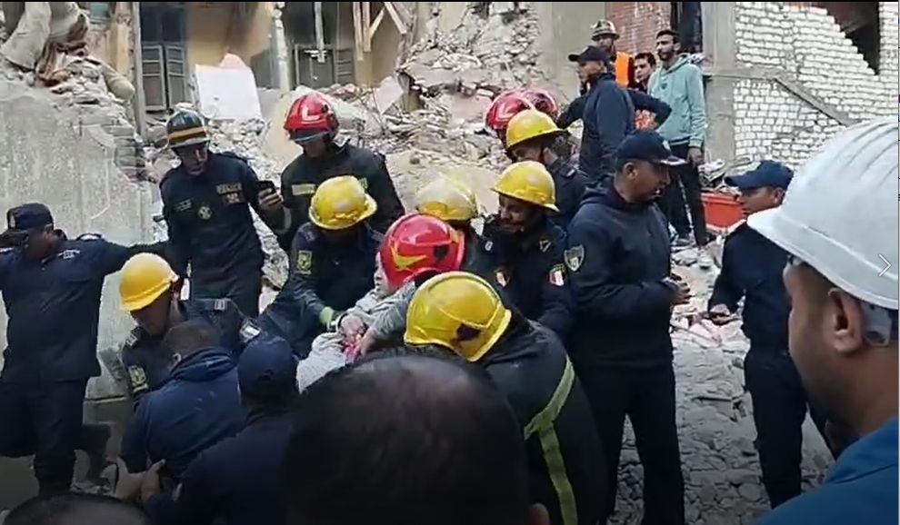 لحظة انتشال فتاة على قيد الحياة من تحت أنقاض عقار اللبان المنهار.. فيديو وصور