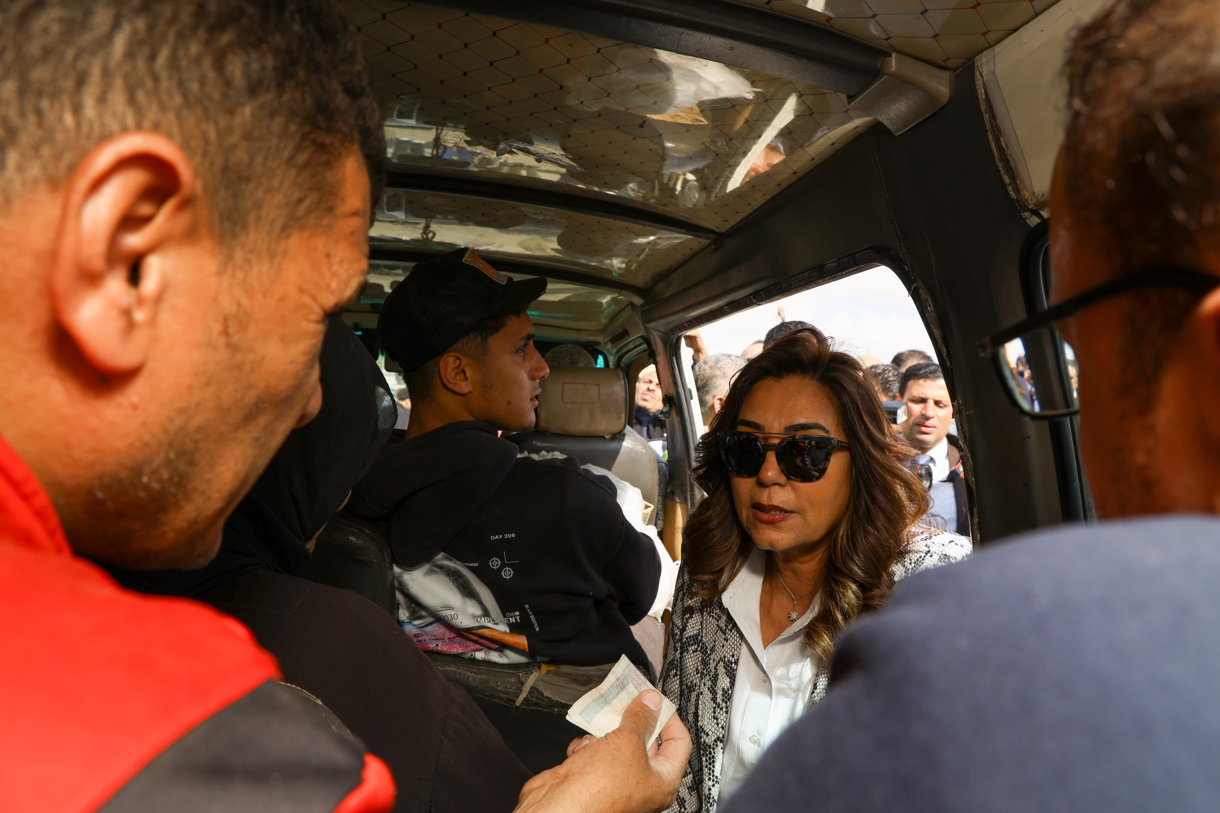 منال عوض ومحافظ القاهرة يتفقدان موقفى عبدالمنعم رياض والسيدة عائشة.. صور