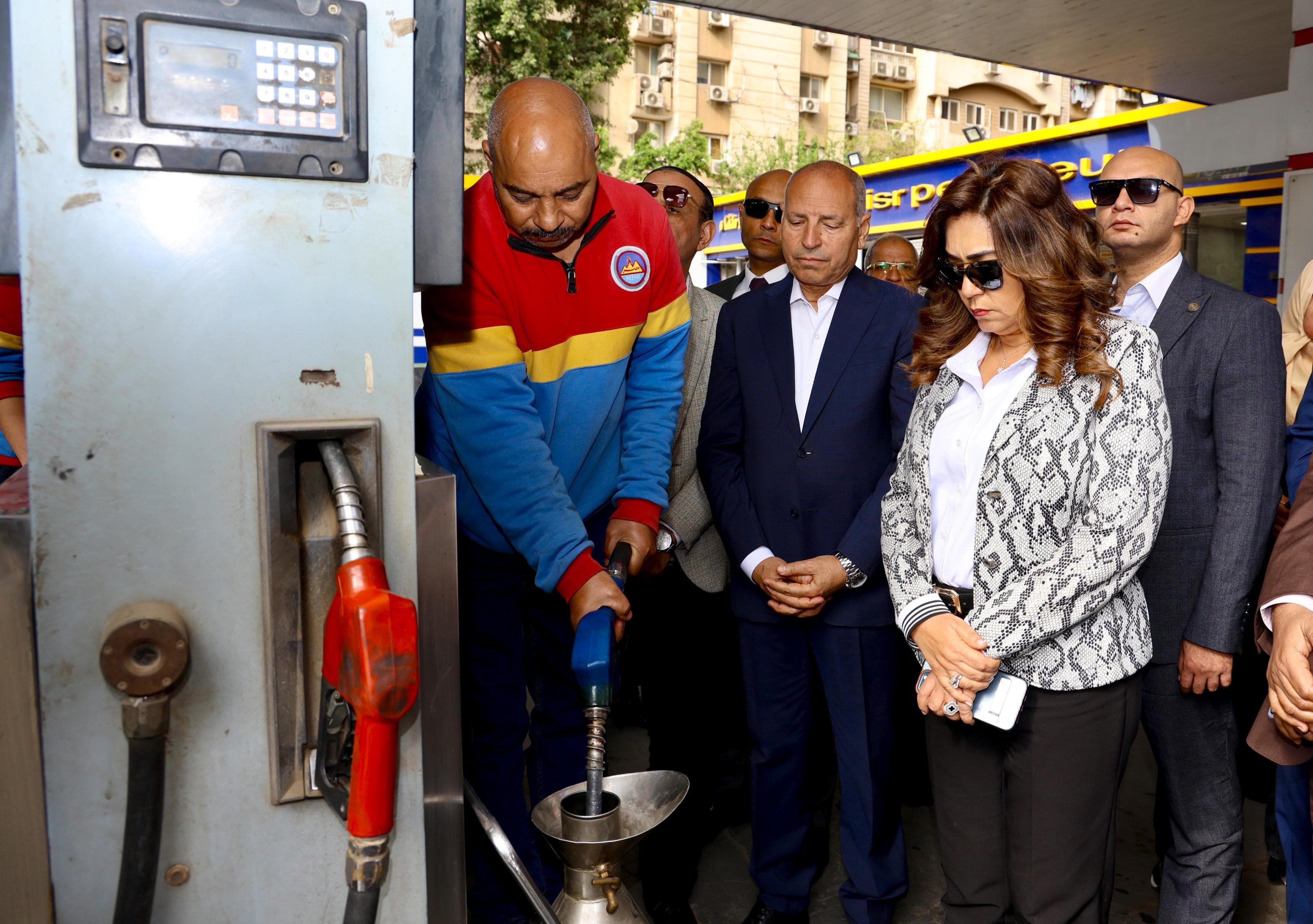 منال عوض ومحافظ القاهرة يتفقدان موقفى عبدالمنعم رياض والسيدة عائشة.. صور