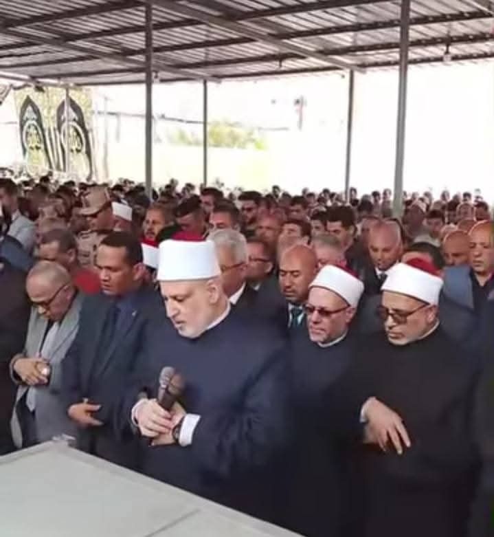 قيادات الأزهر يؤدون صلاة الجنازة على والد رئيس جامعة الأزهر