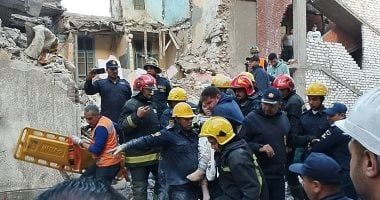 انتشال 3 أطفال أحياء من تحت أنقاض عقار اللبان المنهار بالإسكندرية.. صور