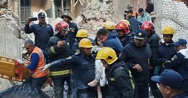 لحظة انتشال فتاة على قيد الحياة من تحت أنقاض عقار اللبان المنهار.. فيديو وصور