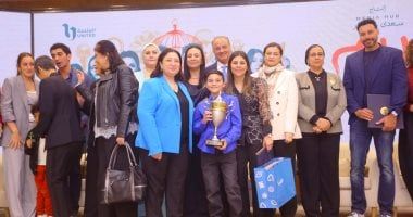 وزارة التضامن تهدى الطفل على البيلى كأس مصر بعد نجاحه فى "لام شمسية"