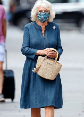 حقائب الملكة كاميلا.. أناقة فاخرة ترافق إطلالتها وأسعارها خيالية