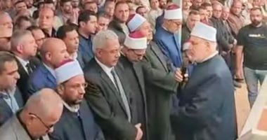 قيادات الأزهر يؤدون صلاة الجنازة على والد رئيس جامعة الأزهر