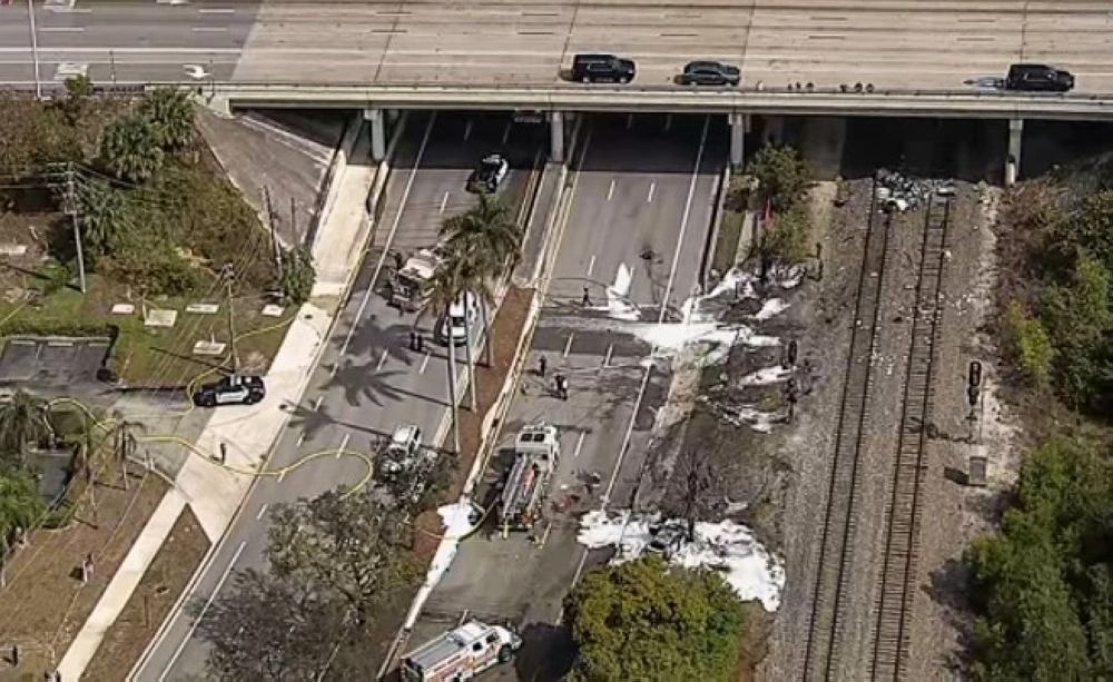 مخلفة سحابة كبيرة.. تحطم طائرة صغيرة في جنوب فلوريدا