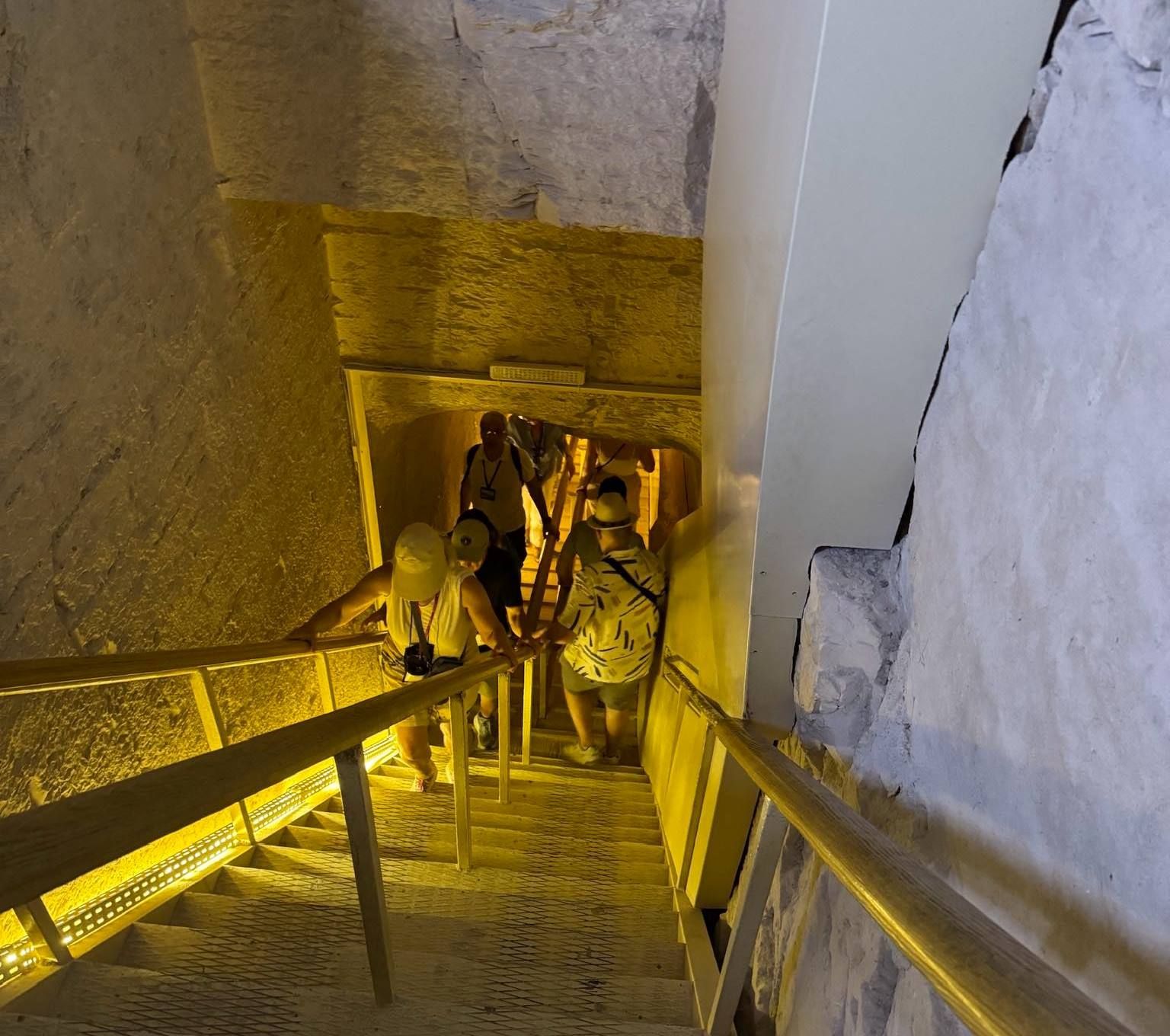 ألوان خالدة ونقوش ساحرة.. سحر مقابر الملوك يبهر السياح فى الأقصر.. صور