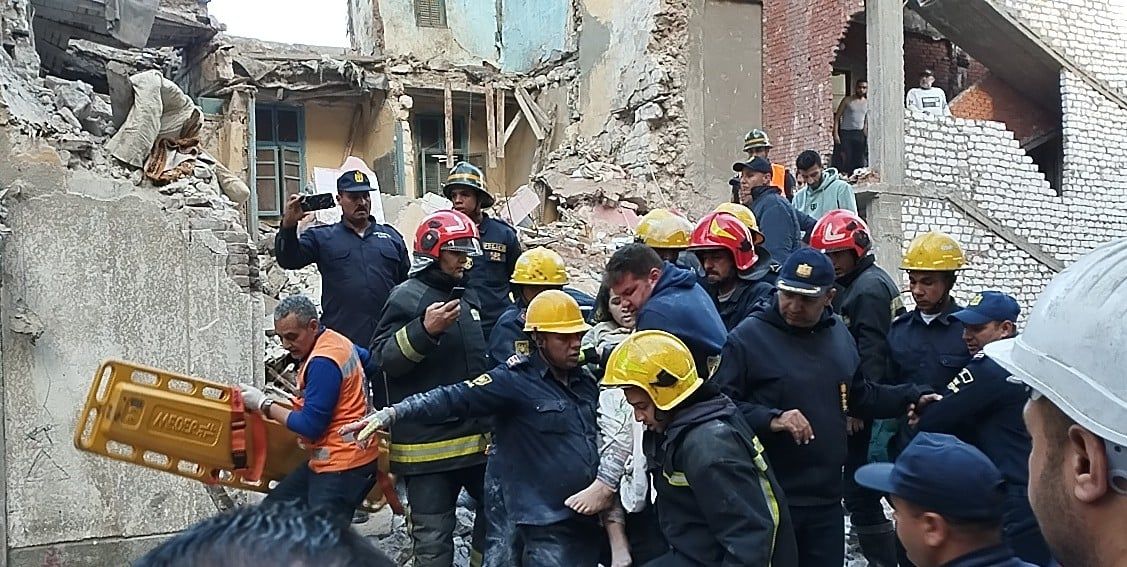 لحظة انتشال فتاة على قيد الحياة من تحت أنقاض عقار اللبان المنهار.. فيديو وصور