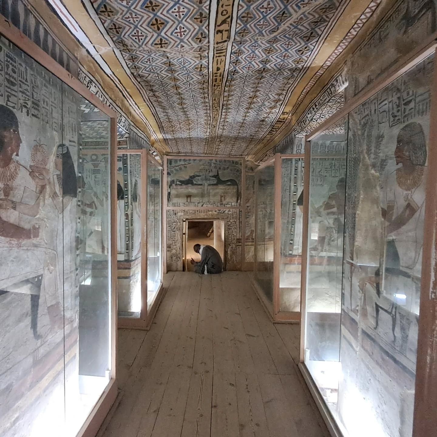 ألوان خالدة ونقوش ساحرة.. سحر مقابر الملوك يبهر السياح فى الأقصر.. صور