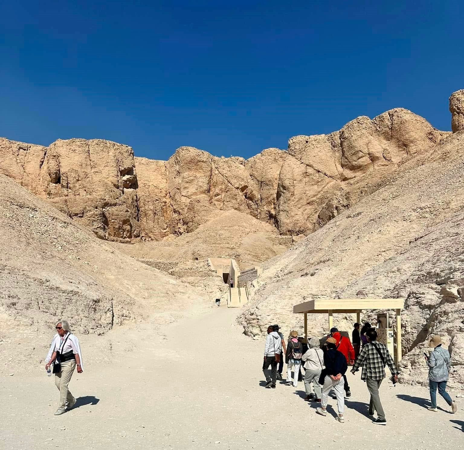 ألوان خالدة ونقوش ساحرة.. سحر مقابر الملوك يبهر السياح فى الأقصر.. صور