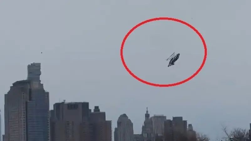 الامارات | هوت بسرعة واختفت في النهر.. مقتل 6 في تحطم مروحية في نيويورك