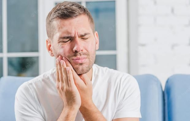 لماذا نشعر بألم في الأسنان عند تناول السوائل الباردة أو الساخنة؟