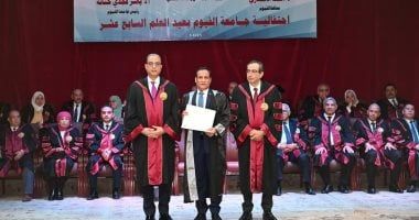محافظ الفيوم ورئيس الجامعة يكرمان صلاح هاشم بجائزة التفوق باحتفالية عيد العلم