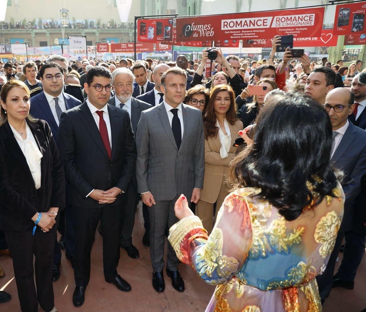 بالصور.. الرئيس الفرنسي يزور الجناح المغربي بمعرض الكتاب بباريس