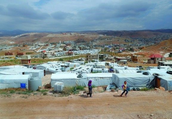 النشرة: الجيش داهم منازل مخيمات النازحين السوريين في الطيبة بعلبك وصادر اسلحة وممنوعات