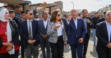 منال عوض ومحافظ القاهرة يتفقدان موقفى عبدالمنعم رياض والسيدة عائشة.. صور