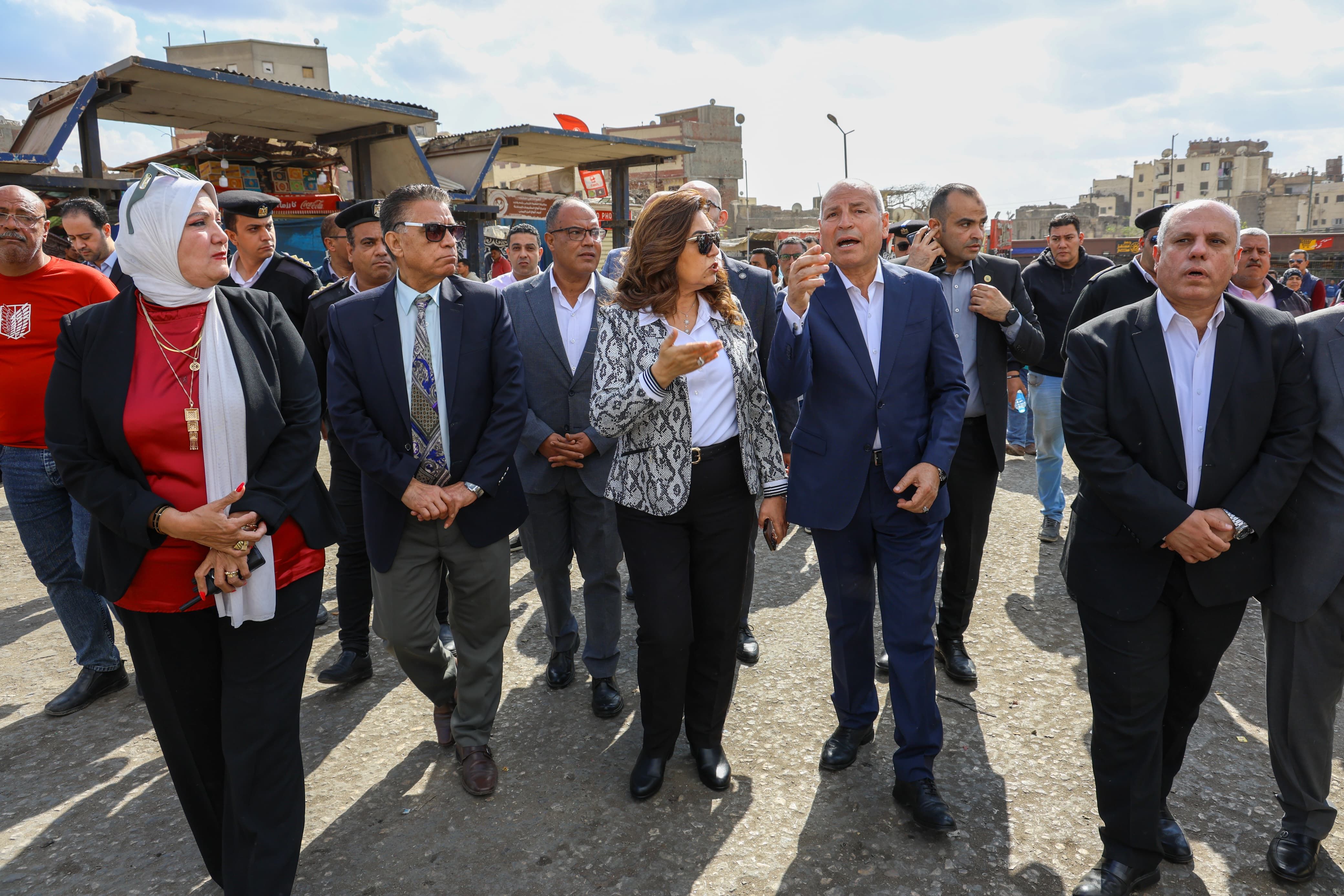 منال عوض ومحافظ القاهرة يتفقدان موقفى عبدالمنعم رياض والسيدة عائشة.. صور