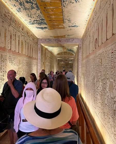 ألوان خالدة ونقوش ساحرة.. سحر مقابر الملوك يبهر السياح فى الأقصر.. صور