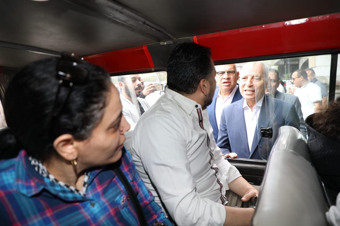 محافظ القاهرة يتفقد المواقف لمتابعة الالتزام بالتعريفة الجديدة