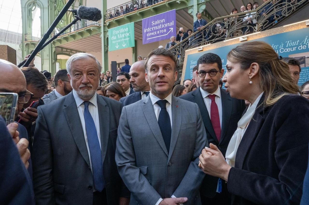 بالصور.. الرئيس الفرنسي يزور الجناح المغربي بمعرض الكتاب بباريس