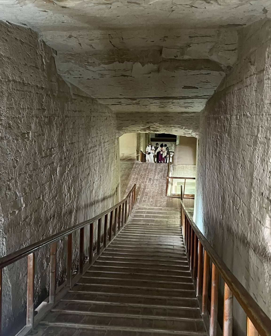 ألوان خالدة ونقوش ساحرة.. سحر مقابر الملوك يبهر السياح فى الأقصر.. صور