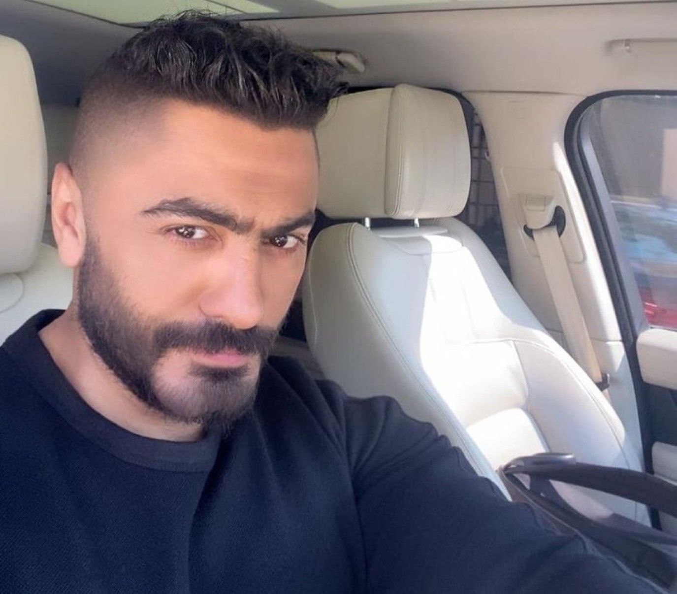 تامر حسني يروّج ويعلن موعد طرح فيلم ريستارت