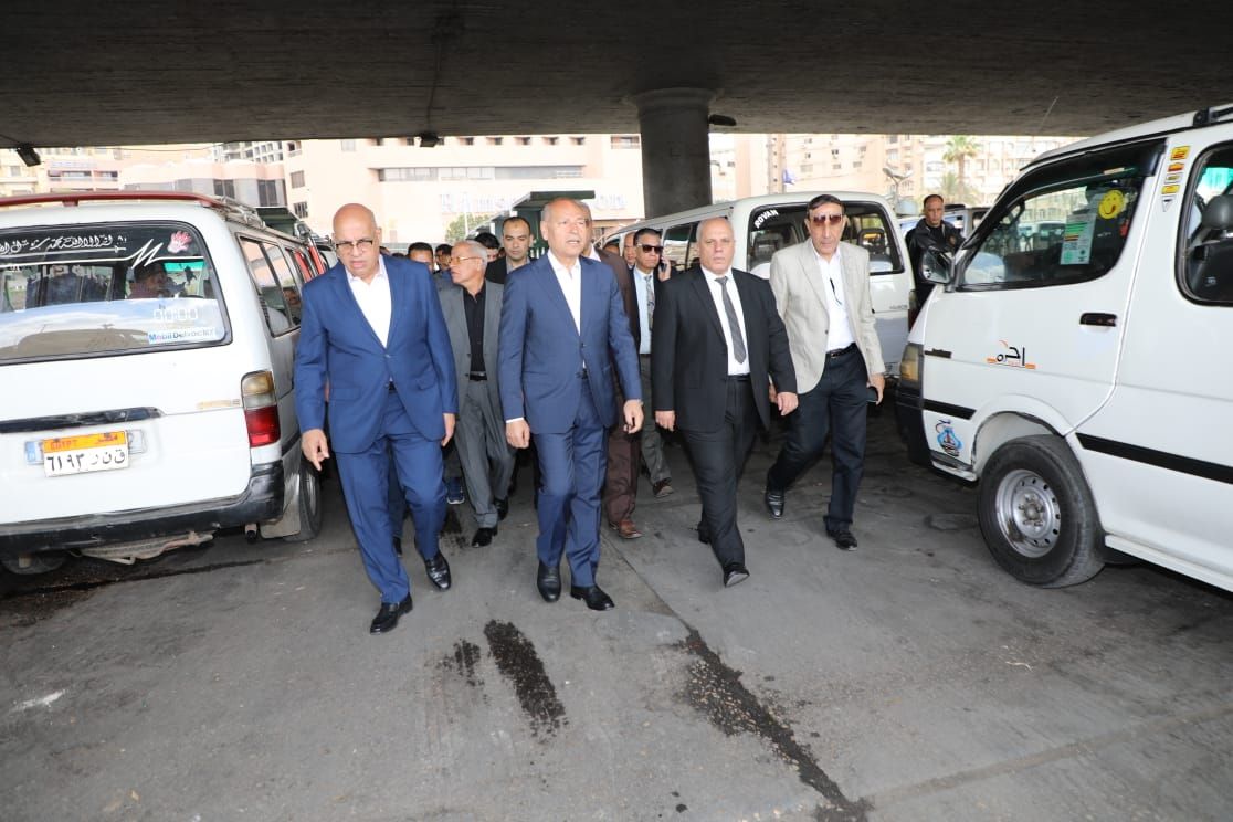 محافظ القاهرة يتفقد المواقف لمتابعة الالتزام بالتعريفة الجديدة