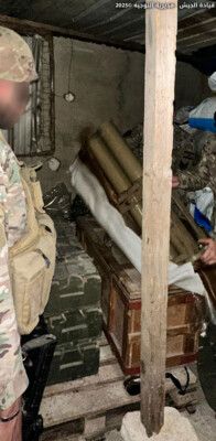 الجيش: دهم منازل مطلوبين في القصر وجدرا وحورتعلا وتوقيف 3 أشخاص وضبط أسلحة ومخدرات