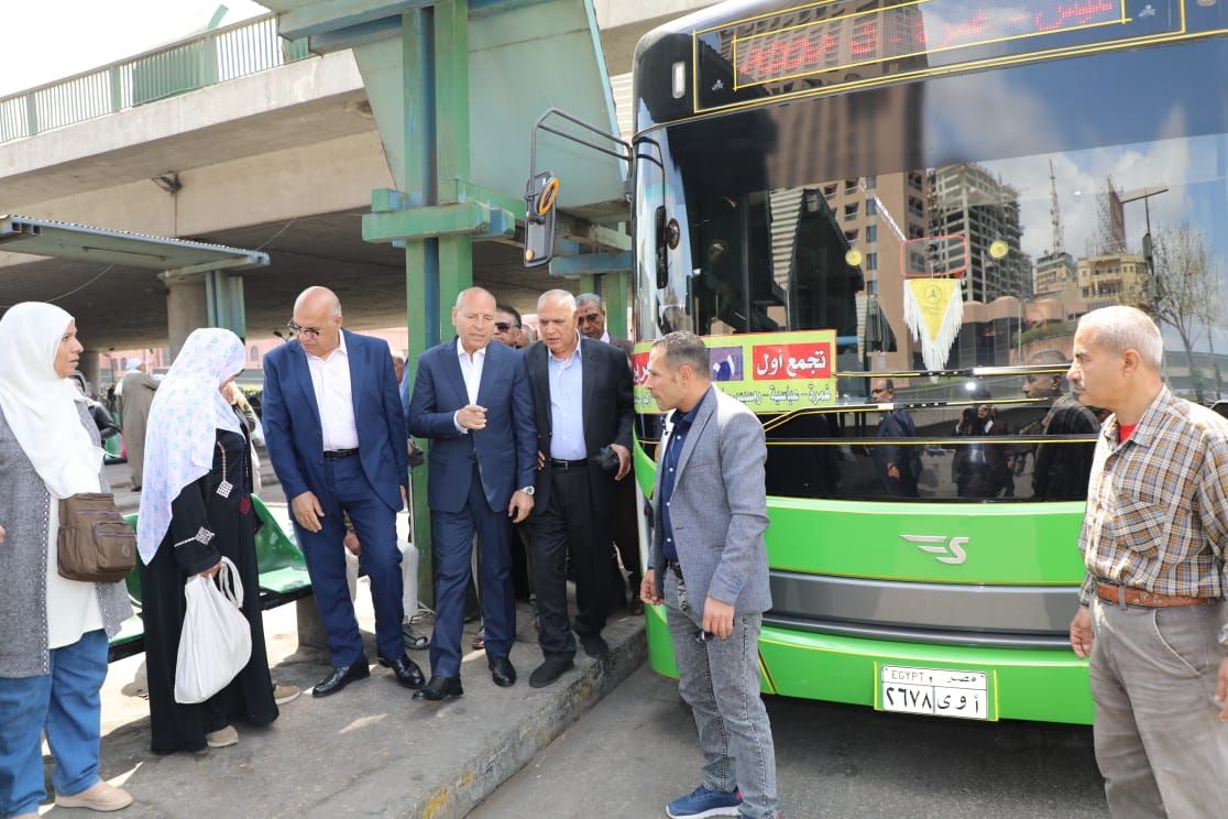 محافظ القاهرة يتفقد المواقف لمتابعة الالتزام بالتعريفة الجديدة