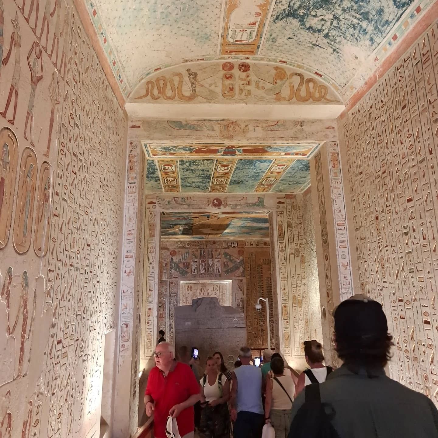 ألوان خالدة ونقوش ساحرة.. سحر مقابر الملوك يبهر السياح فى الأقصر.. صور