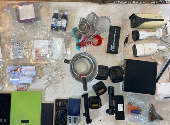 الجيش: دهم منازل مطلوبين في القصر وجدرا وحورتعلا وتوقيف 3 أشخاص وضبط أسلحة ومخدرات