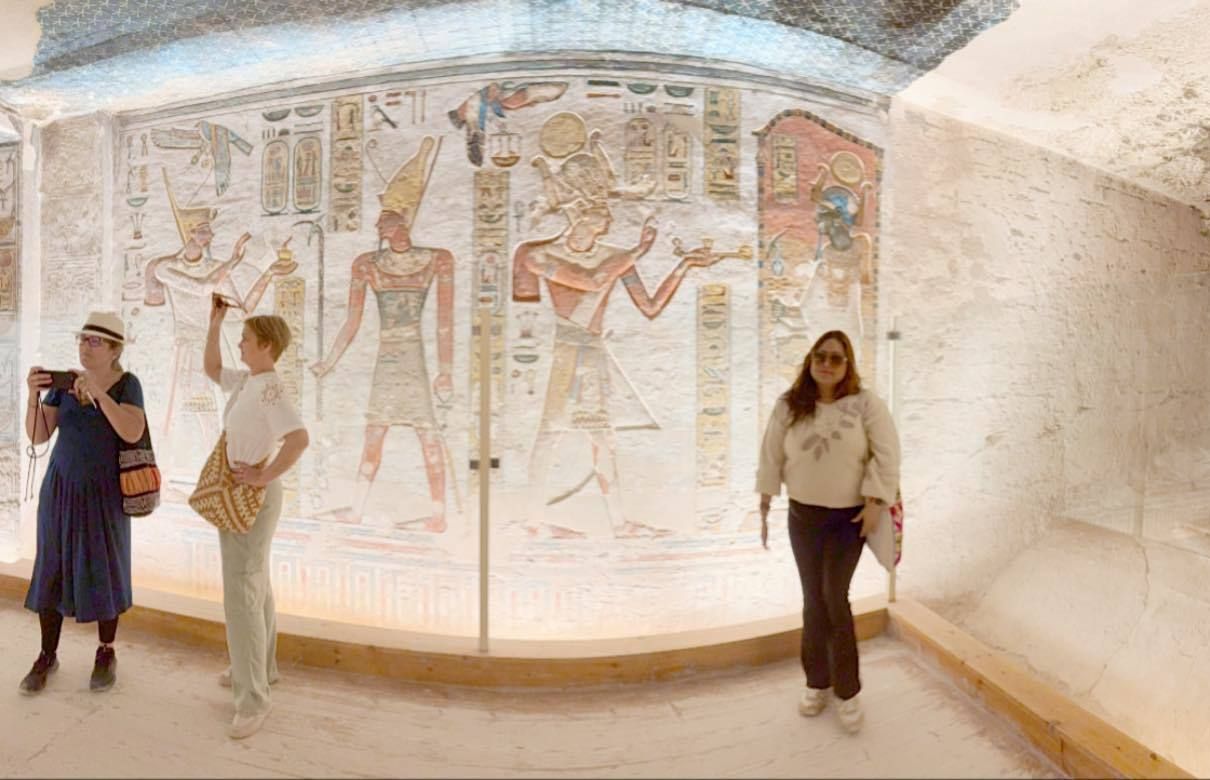 ألوان خالدة ونقوش ساحرة.. سحر مقابر الملوك يبهر السياح فى الأقصر.. صور