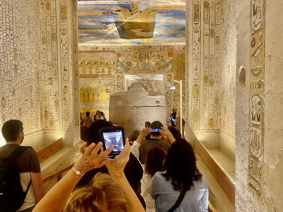 ألوان خالدة ونقوش ساحرة.. سحر مقابر الملوك يبهر السياح فى الأقصر.. صور