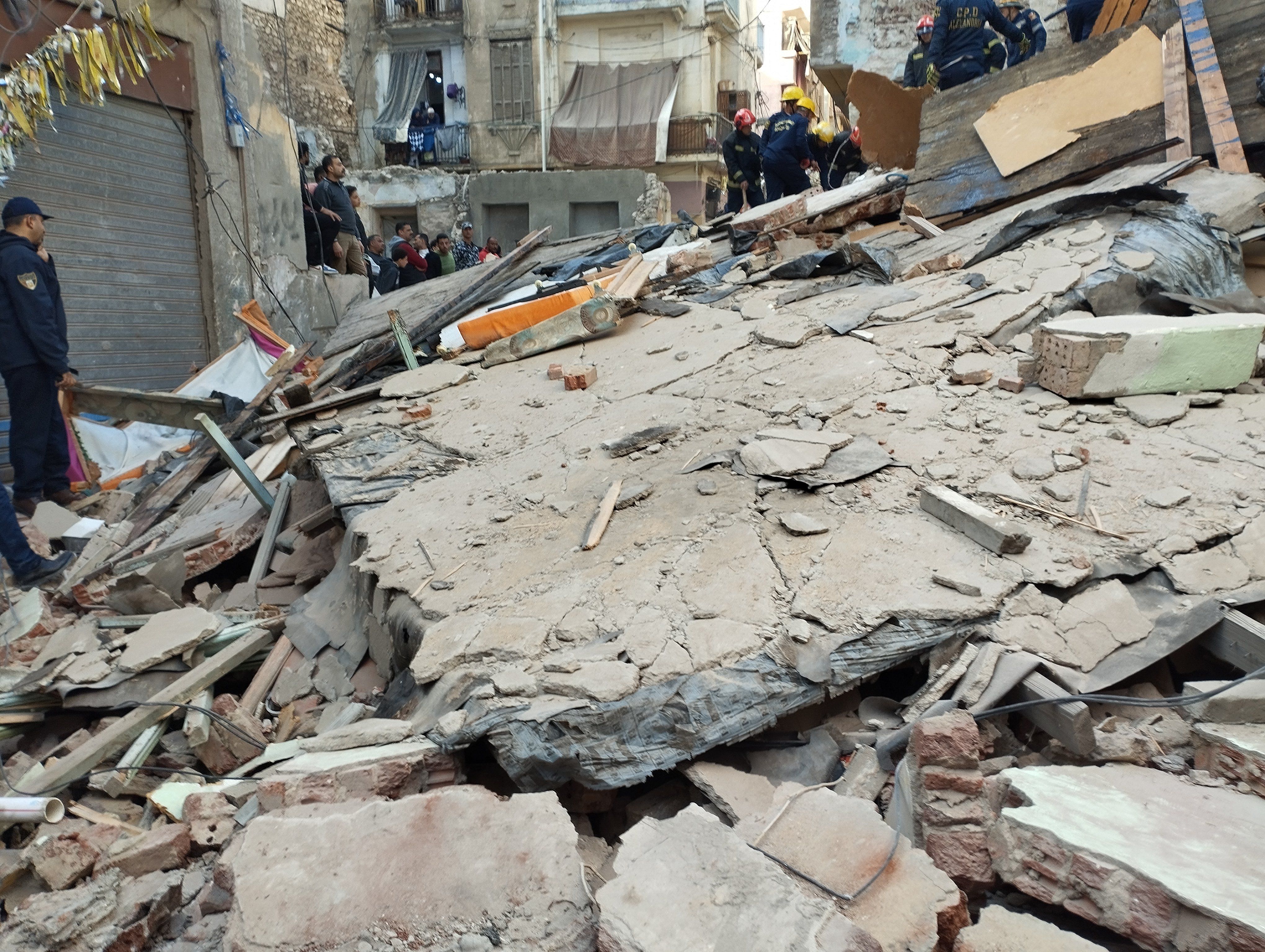 انتشال 3 أطفال أحياء من تحت أنقاض عقار اللبان المنهار بالإسكندرية.. صور