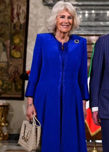 حقائب الملكة كاميلا.. أناقة فاخرة ترافق إطلالتها وأسعارها خيالية