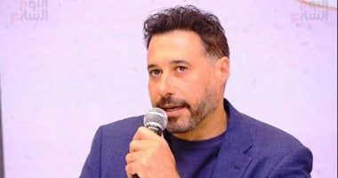 بكاء أحمد السعدنى أثناء حديث كمال أبو رية عن ذكرياته مع والده.. فيديو