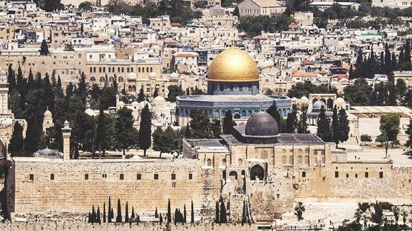 عشرات المستوطنين يقتحمون المسجد الأقصى