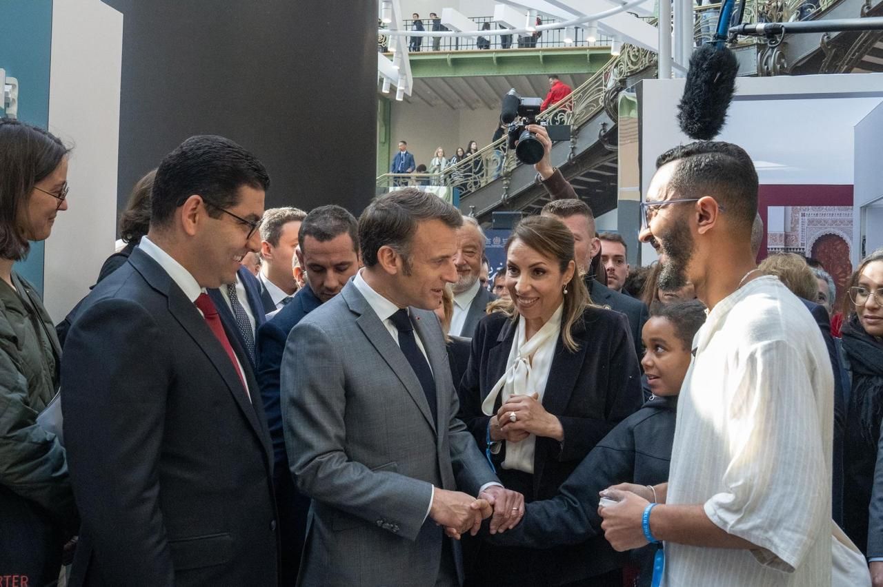 بالصور.. الرئيس الفرنسي يزور الجناح المغربي بمعرض الكتاب بباريس