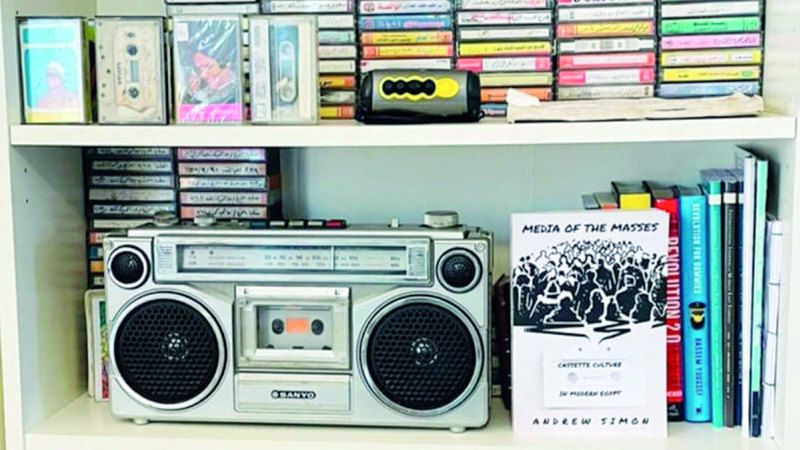 الامارات | «أشرطة الكاسيت» القديمة.. تستكشف تاريخ المراسلات الصوتية في الإمارات