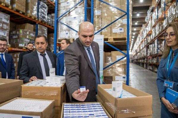 الاتحاد الاوروبي واليونيسف سلّما 40 طنًّا من الأدوية الأساسية والمعدّات الطبية الطارئة إلى وزارة الصحة