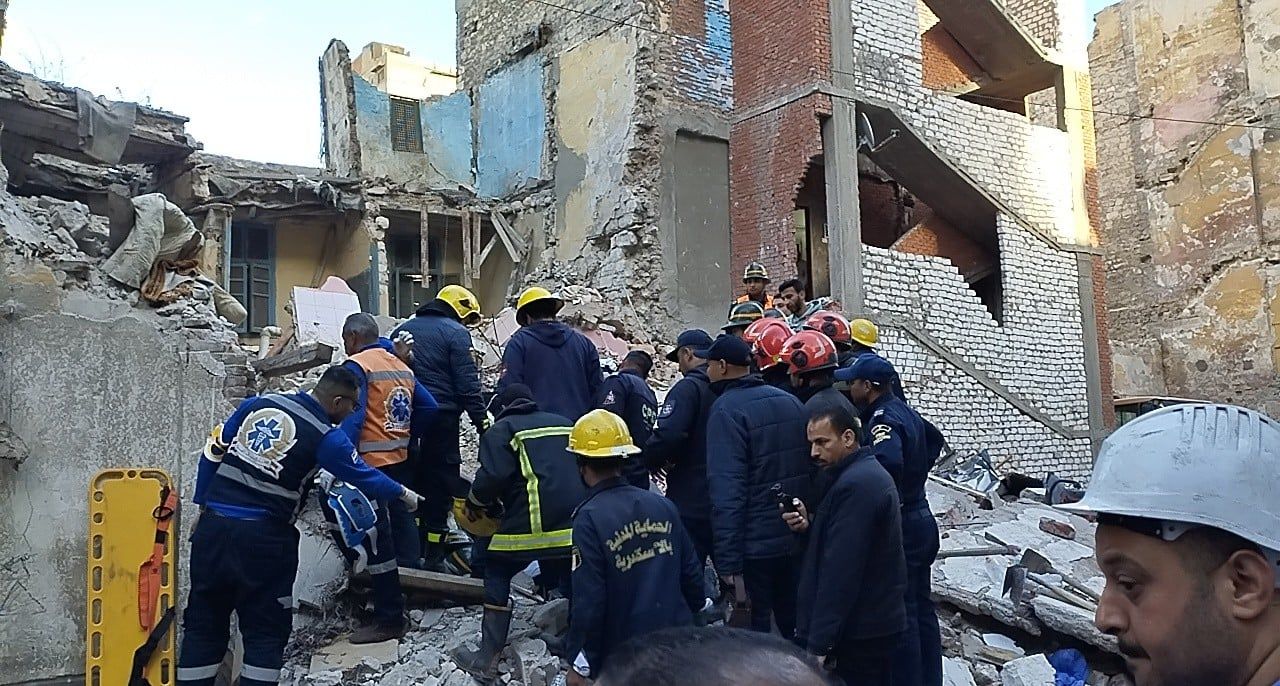 لحظة انتشال فتاة على قيد الحياة من تحت أنقاض عقار اللبان المنهار.. فيديو وصور